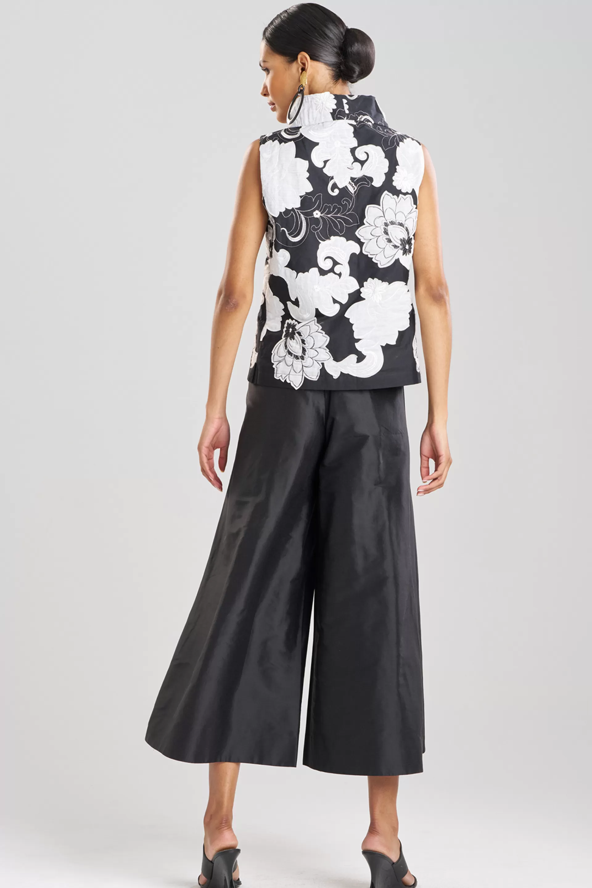 Natori Tops, Shirts & Tunics<Cressida Applique Crop Funnel Top Black Cream